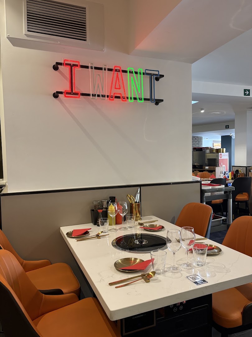 BBQ Home: clean, inviting restaurant interior shot