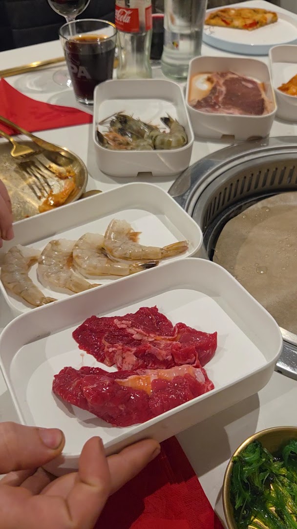 BBQ Home: appetizing food and dining atmosphere