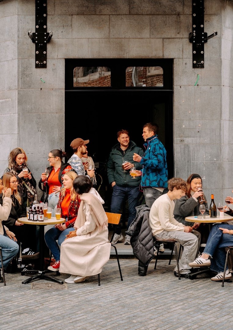Le Servais: inviting atmosphere with happy customers