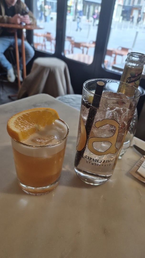 Le Servais: appetizing drinks in restaurant setting
