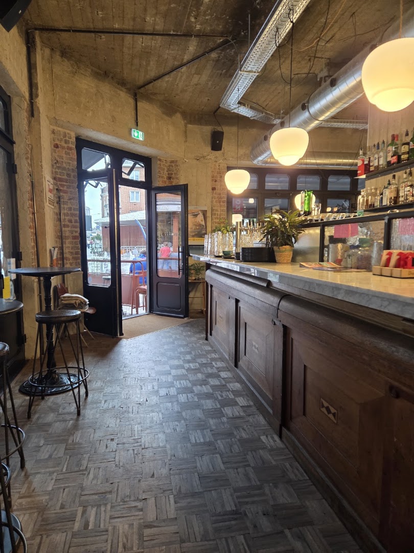 Le Servais: clear, inviting restaurant interior shot