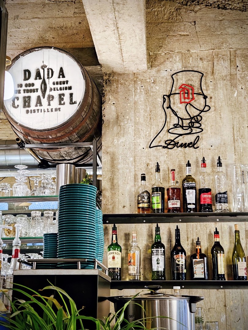 Le Servais: attractive interior and bar display