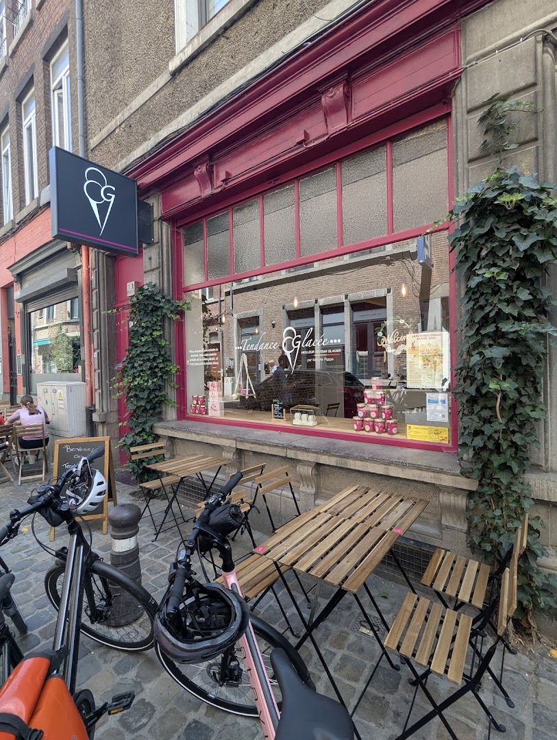Tendance Glacée: clear, inviting storefront and terrace