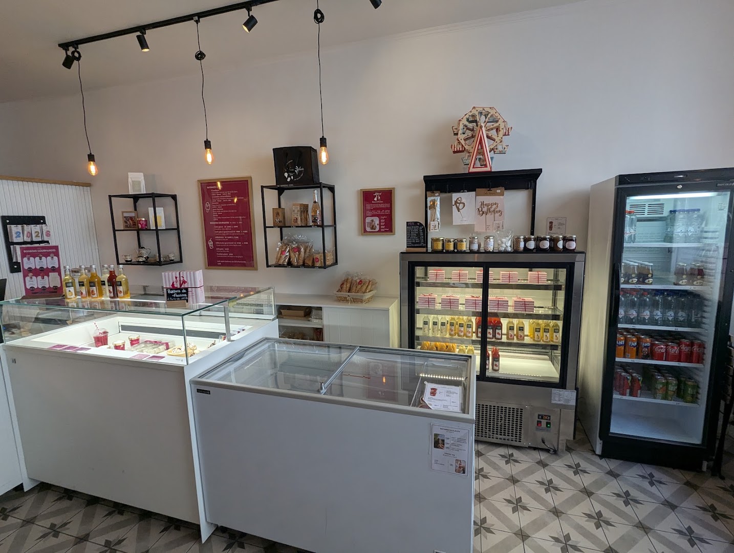 Tendance Glacée: clear view of shop interior