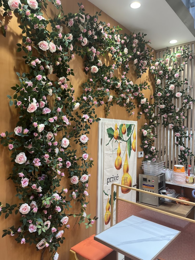 Yangguofu Malatang: attractive interior decor and atmosphere
