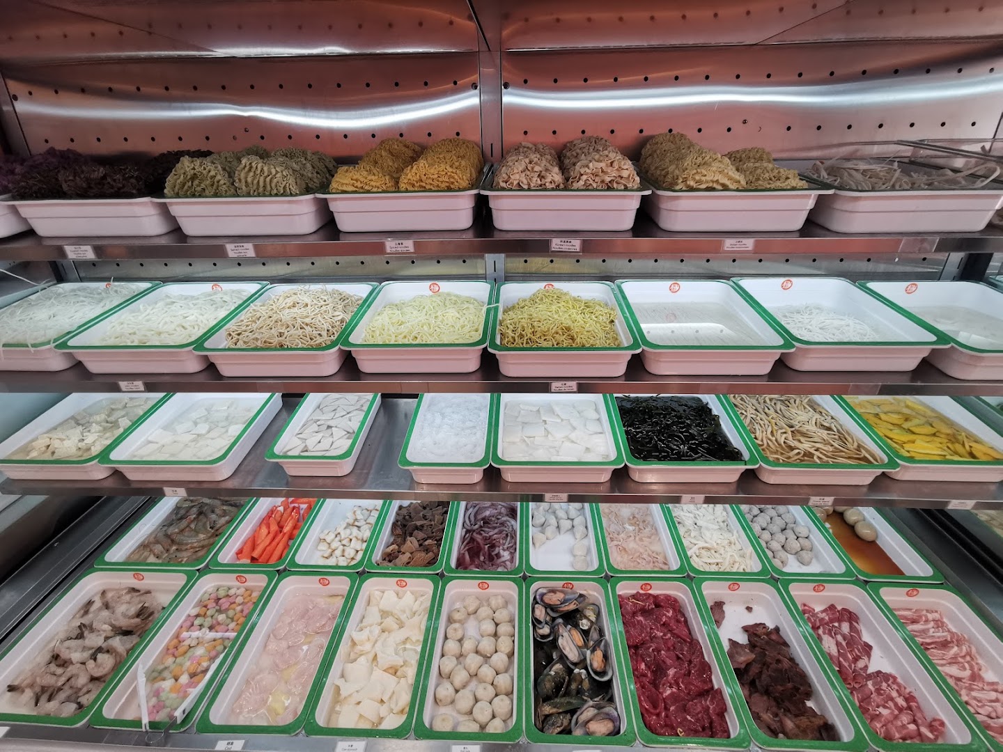 Yangguofu Malatang: clear display of fresh ingredients