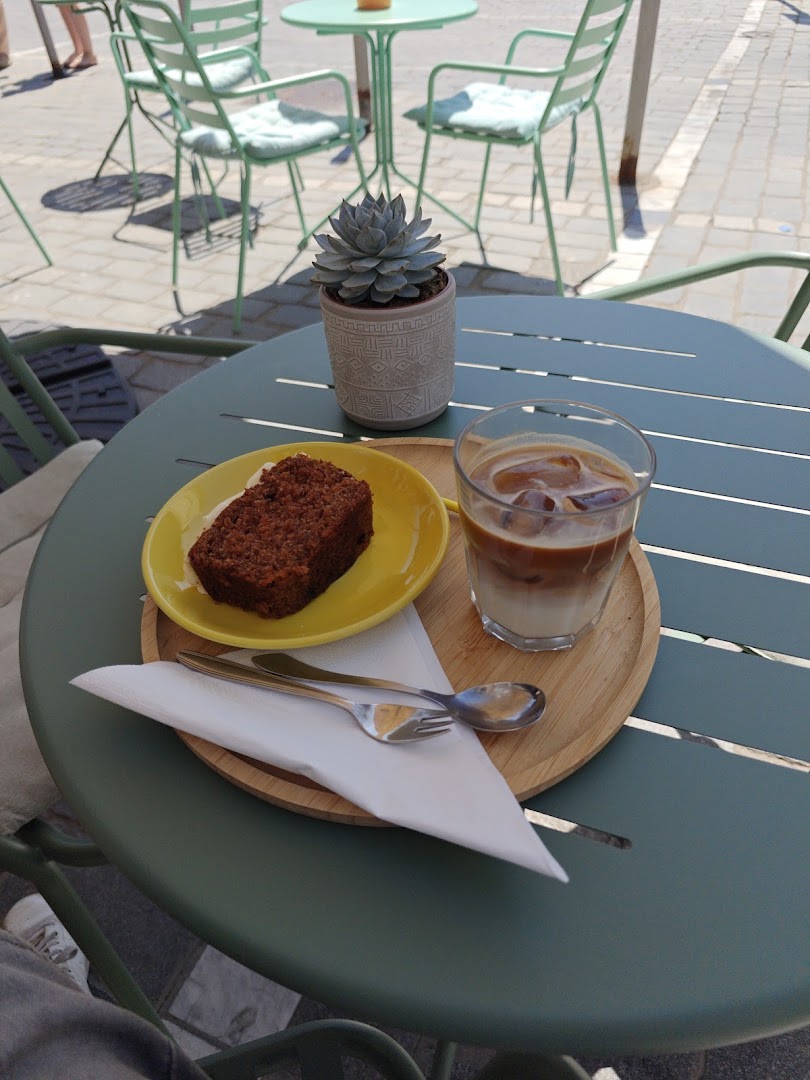 Elephant Coffee: appealing breakfast setting and food