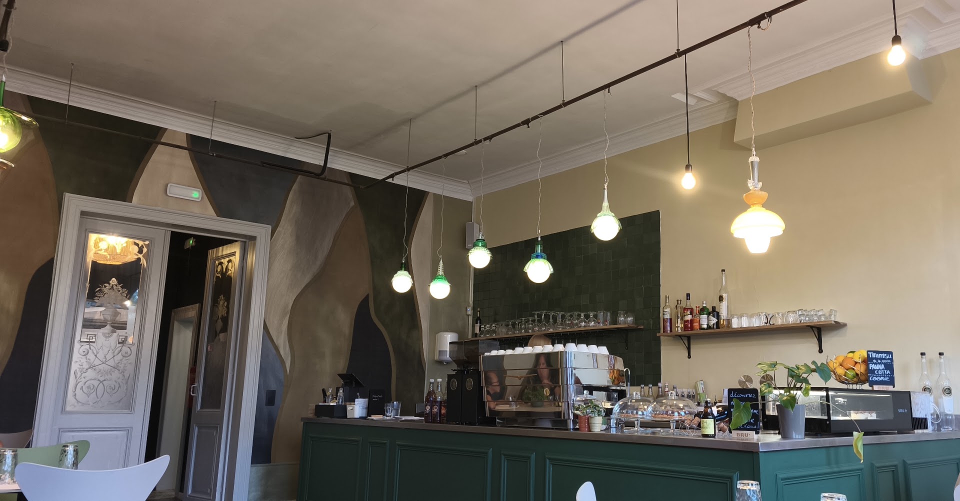 Le Monde de Lola: clear, professional shot of interior
