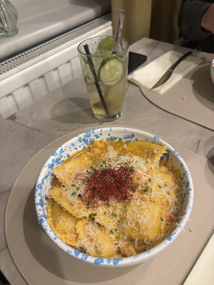Le Monde de Lola: appetizing food and drink photo