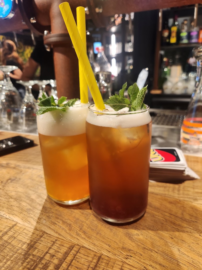 Trolls & Croque: appealing photo of bar drinks
