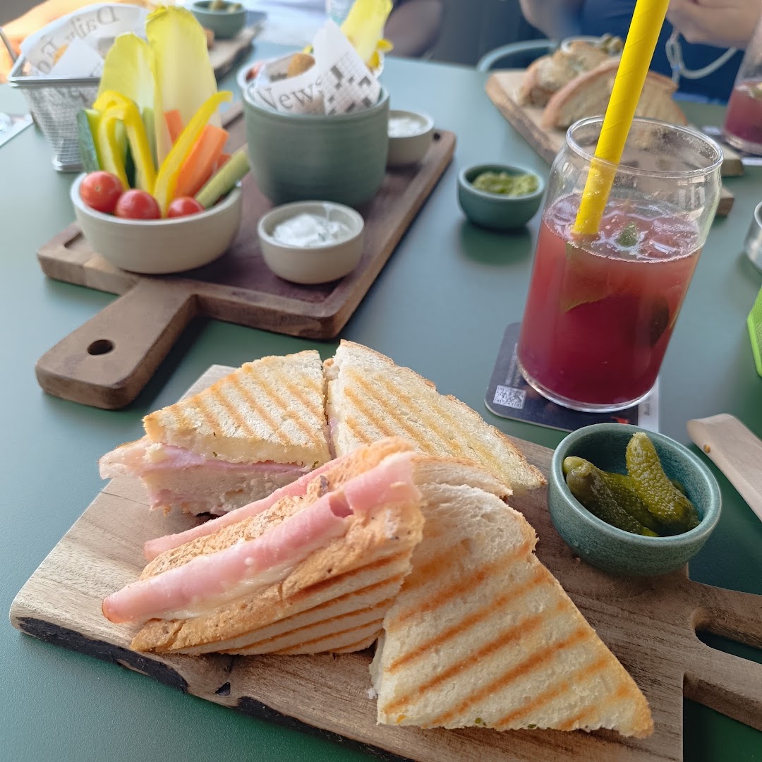 Trolls & Croque: appetizing food and drink presentation