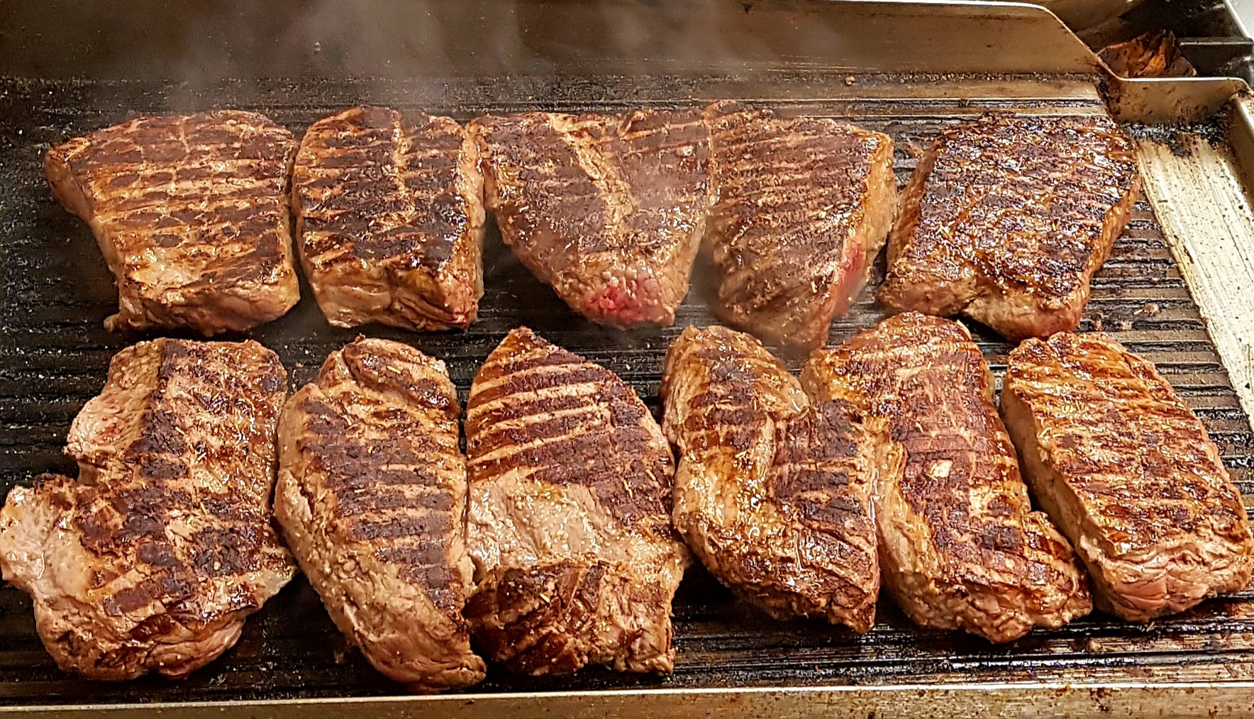Gusta: appetizing photo of grilled steaks