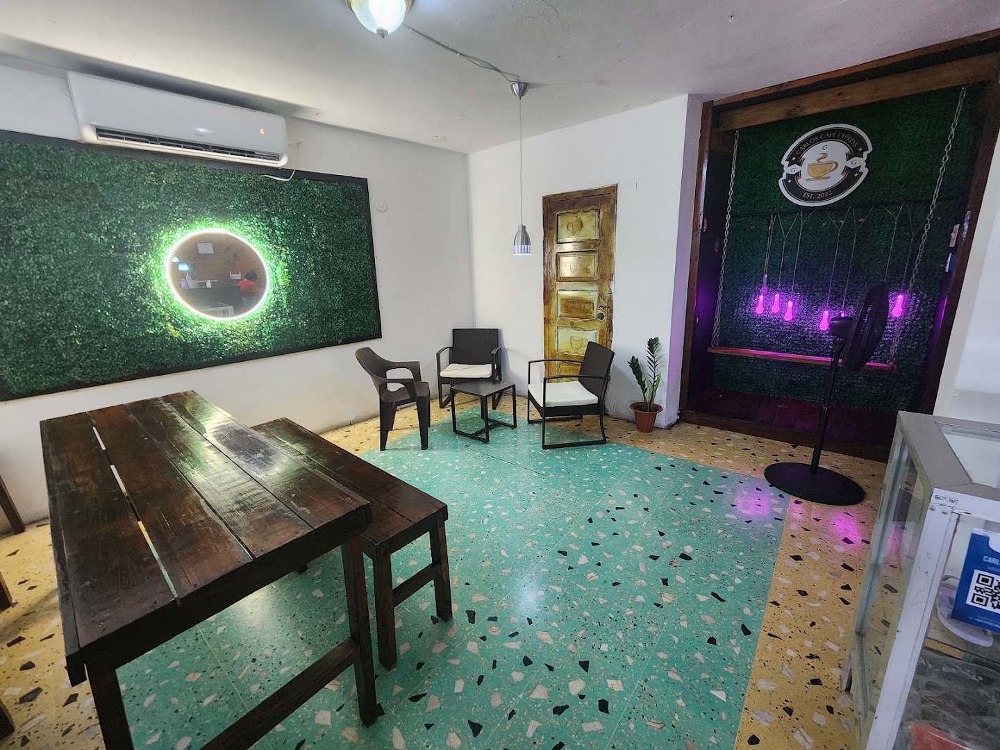 Carlos Cafe Express: clear view of venue interior