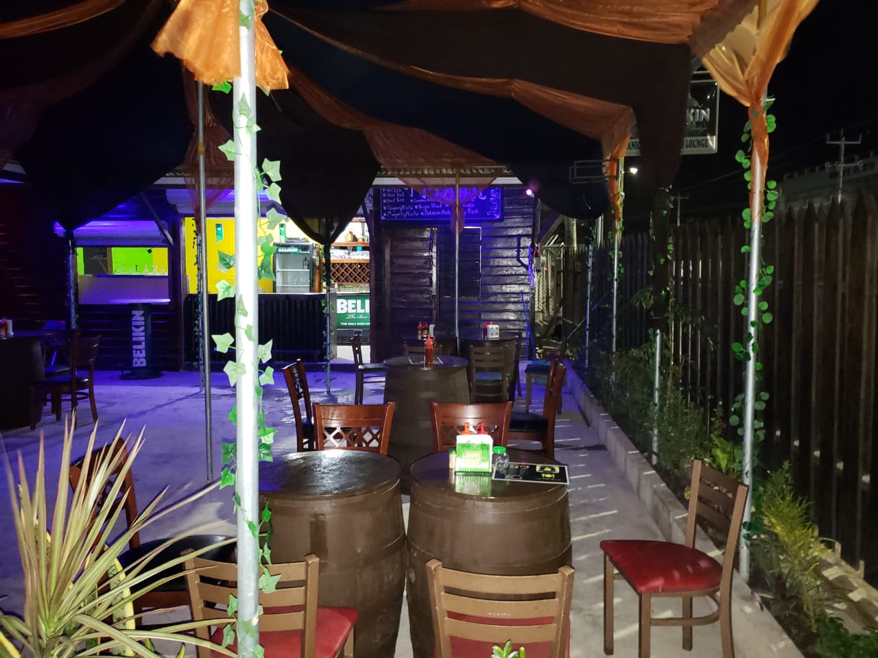 Titanic Restaurant & Lounge: restaurant atmosphere and seating