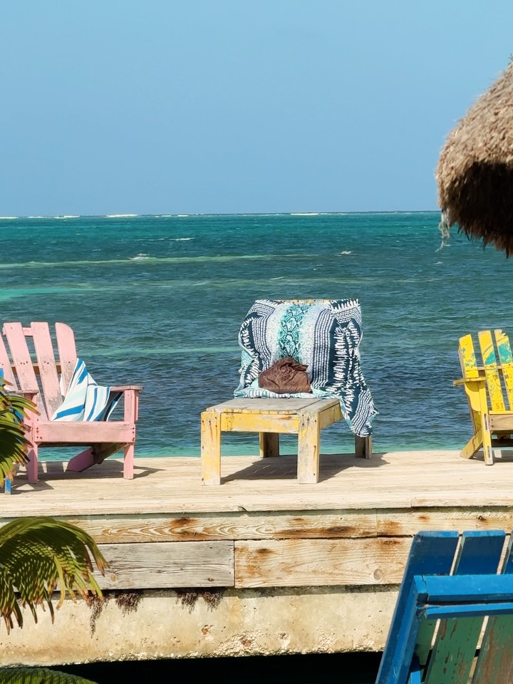 Lazy Lizard Bar & Grill: inviting terrace with ocean view