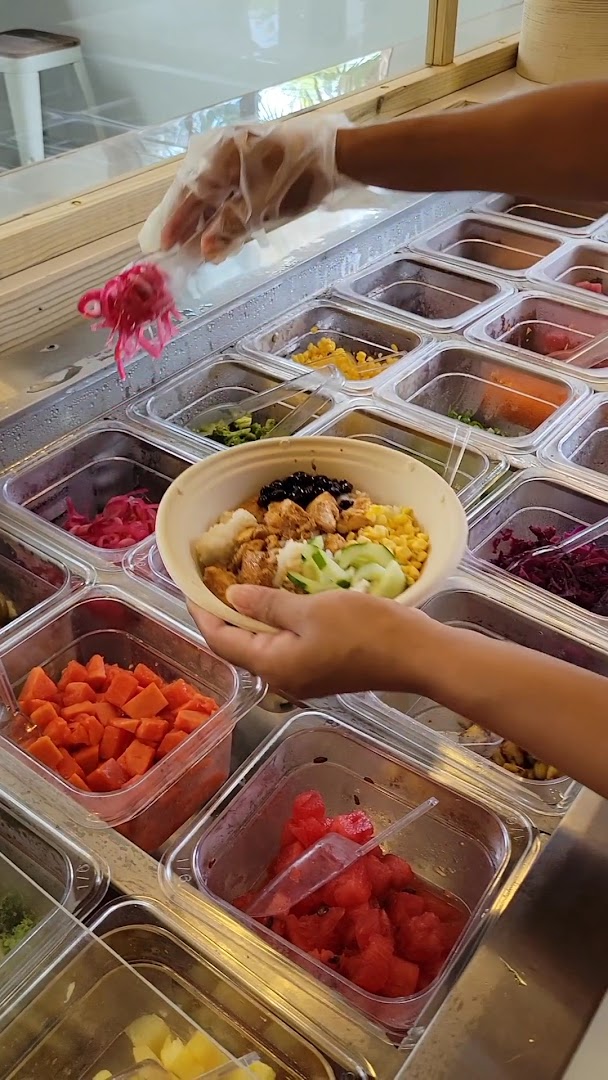 Popoki Poke Bowl: food preparation and ingredients