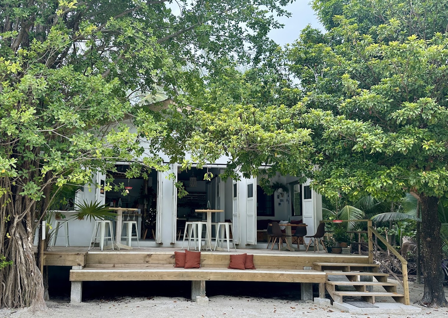 Popoki Poke Bowl: inviting and clear restaurant exterior