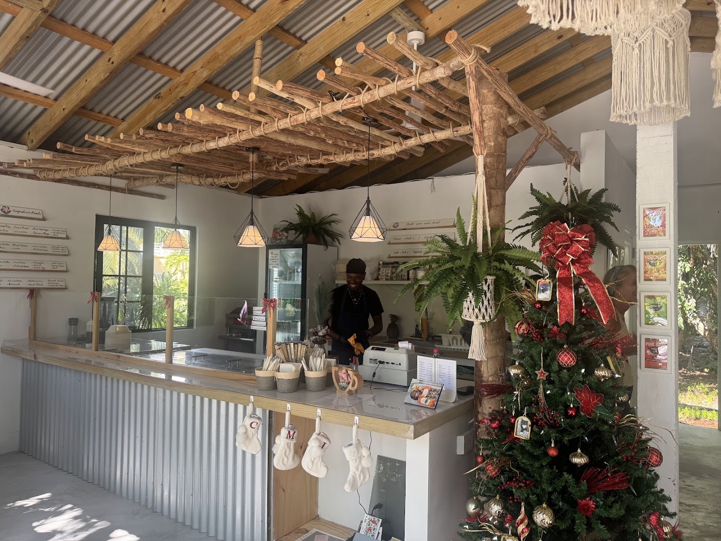 Popoki Poke Bowl: inviting and clean restaurant interior