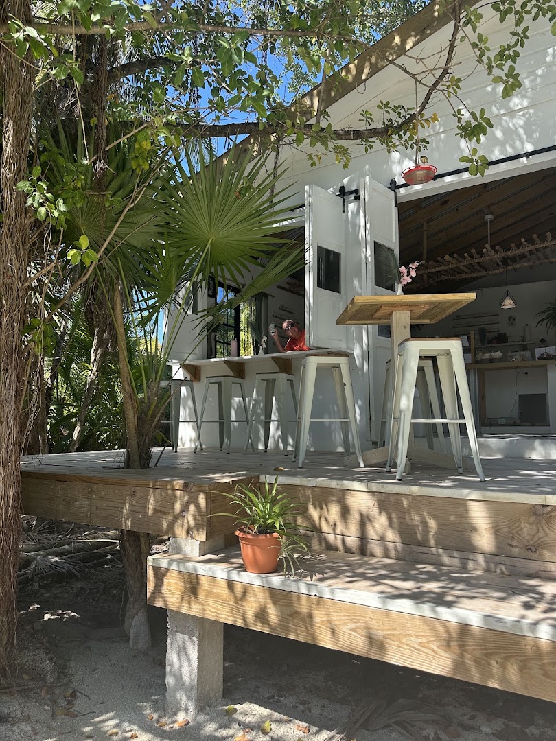 Popoki Poke Bowl: inviting restaurant terrace atmosphere