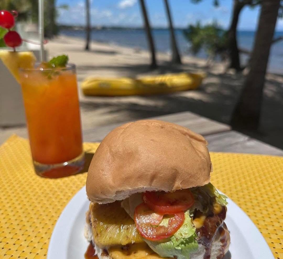 Mango's Beachfront Bar: appetizing food and beach atmosphere