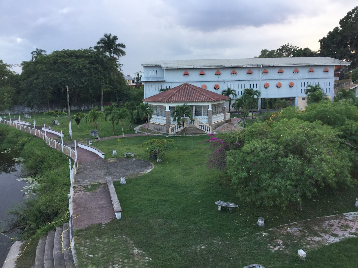 Banquitas House of Culture: clear exterior view of venue