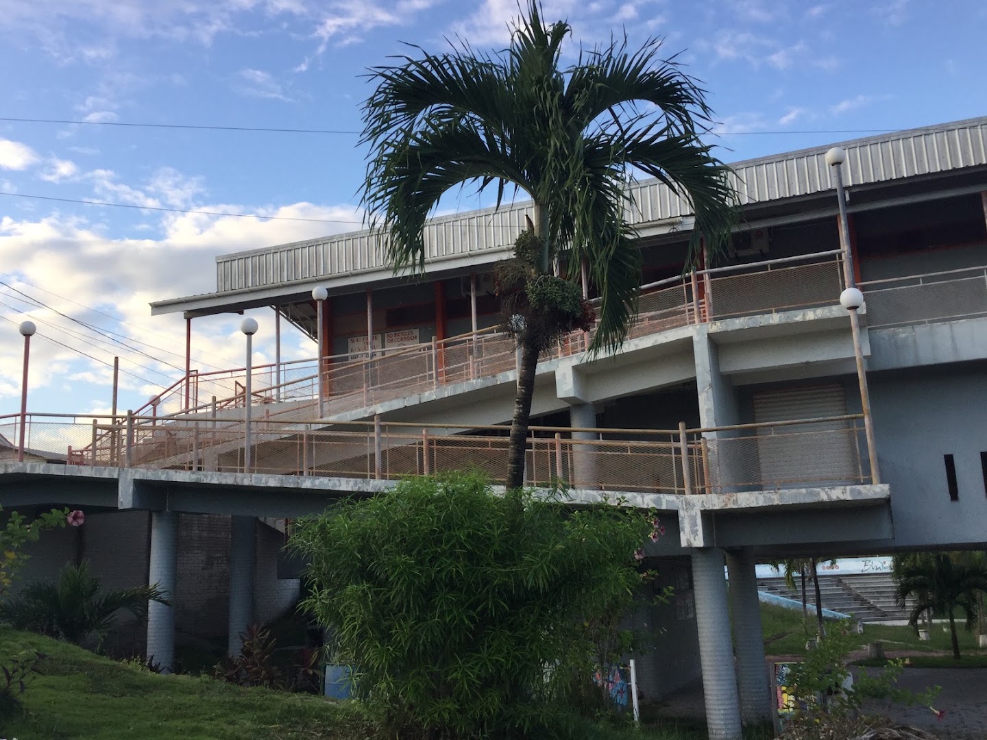 Banquitas House of Culture: clear exterior view of venue