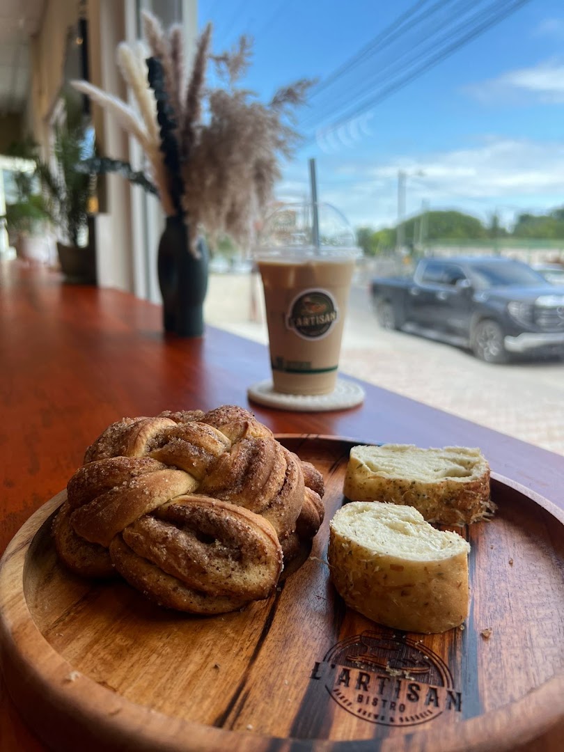 L'Artisan Bistro: appetizing food and drink presentation