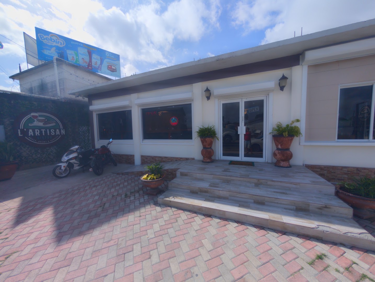 L'Artisan Bistro: clear exterior shot of restaurant
