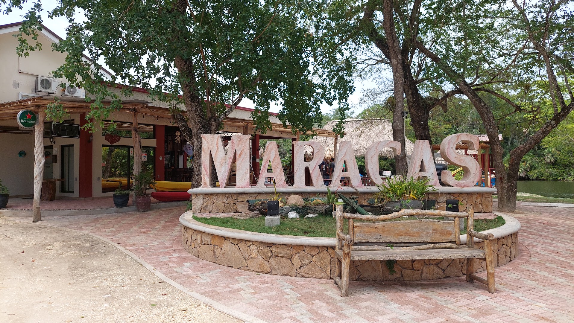 Maracas Bar & Grill: clear, inviting exterior venue shot