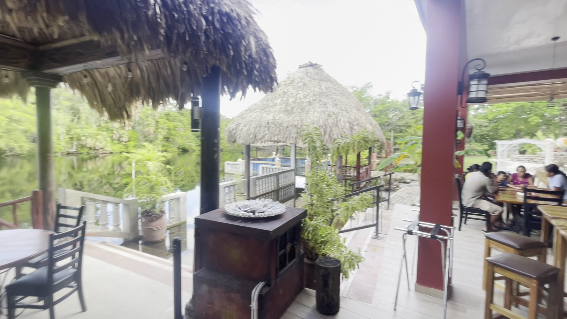 Maracas Bar & Grill: inviting restaurant terrace atmosphere