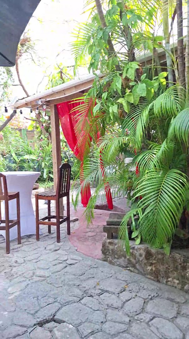 Nahil Mayab Restaurant & Patio: inviting restaurant patio atmosphere