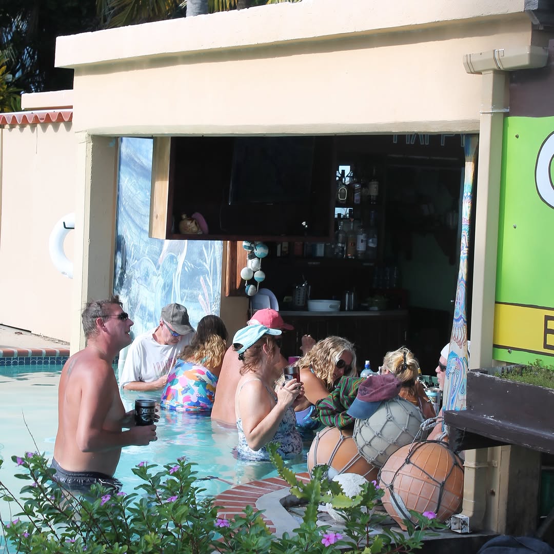 Coco's Loco Beach Bar: atmosphere and happy customers