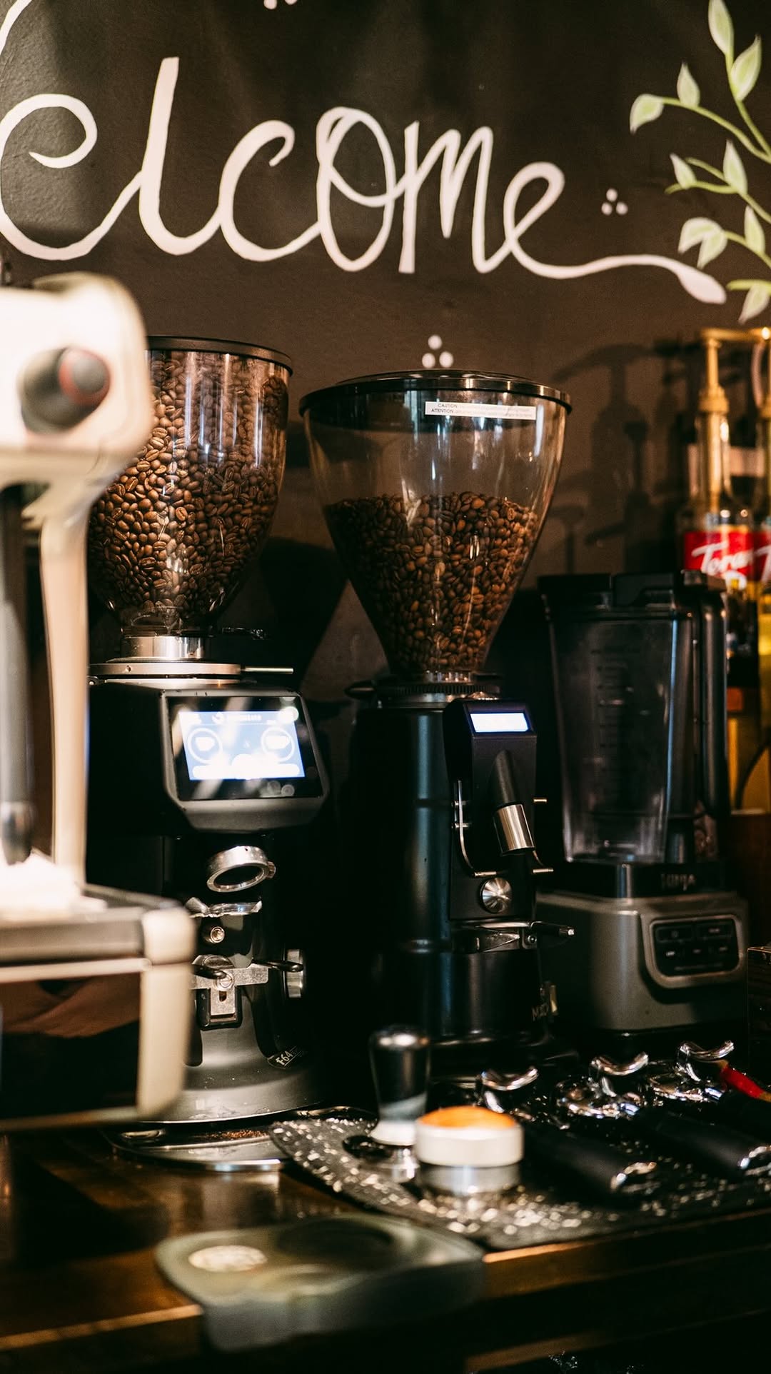 Green Espresso Cafe Bar: professional shot of coffee equipment