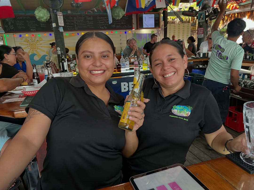 Sandy Toes Beach Bar & Grill: friendly staff representing the venue