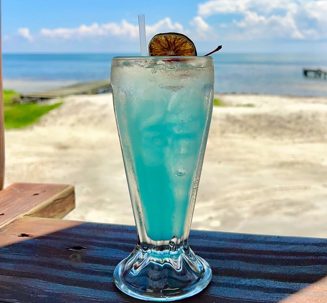 Sandy Toes Beach Bar & Grill: appealing cocktail with beach background