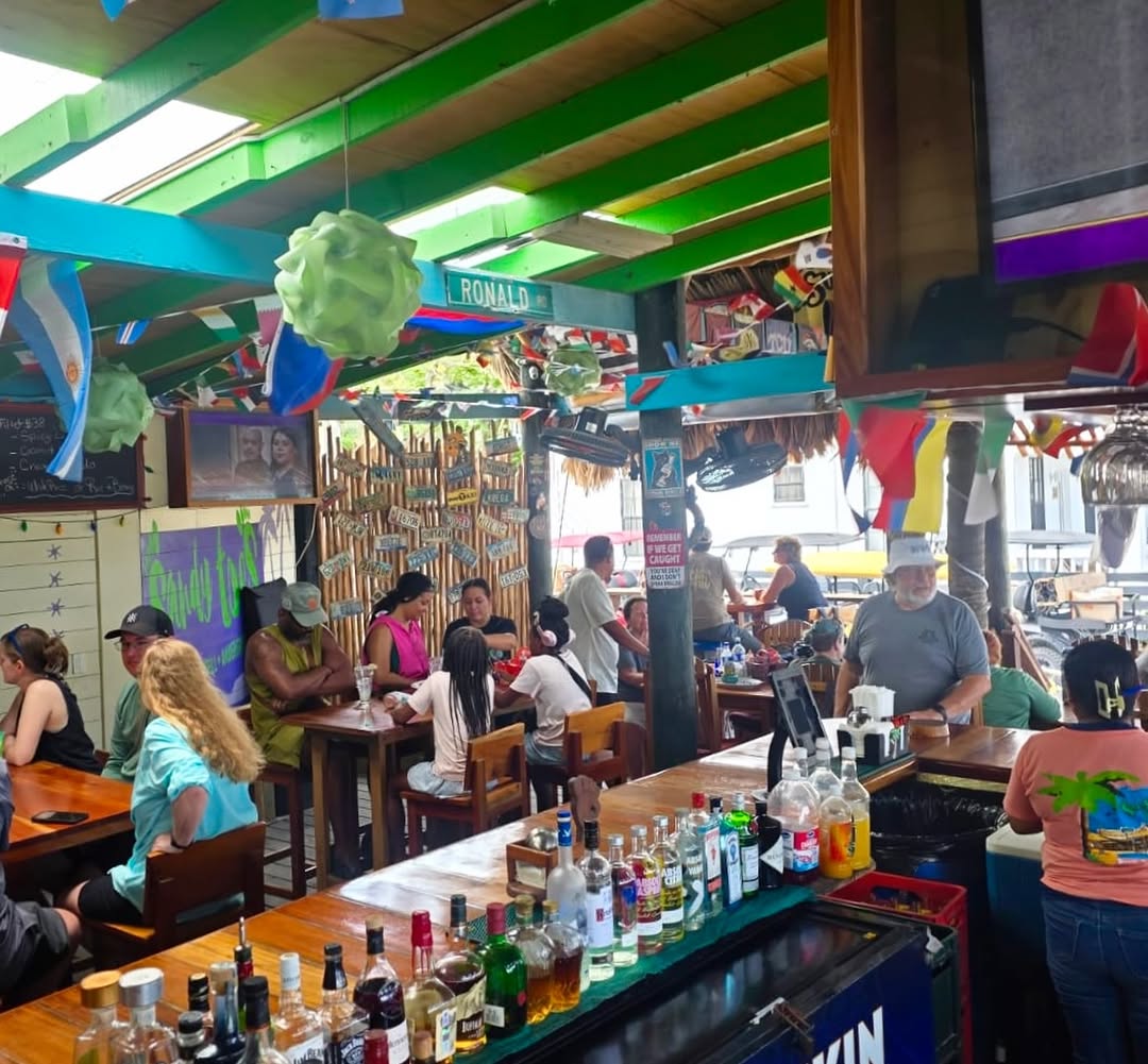 Sandy Toes Beach Bar & Grill: lively bar atmosphere clearly