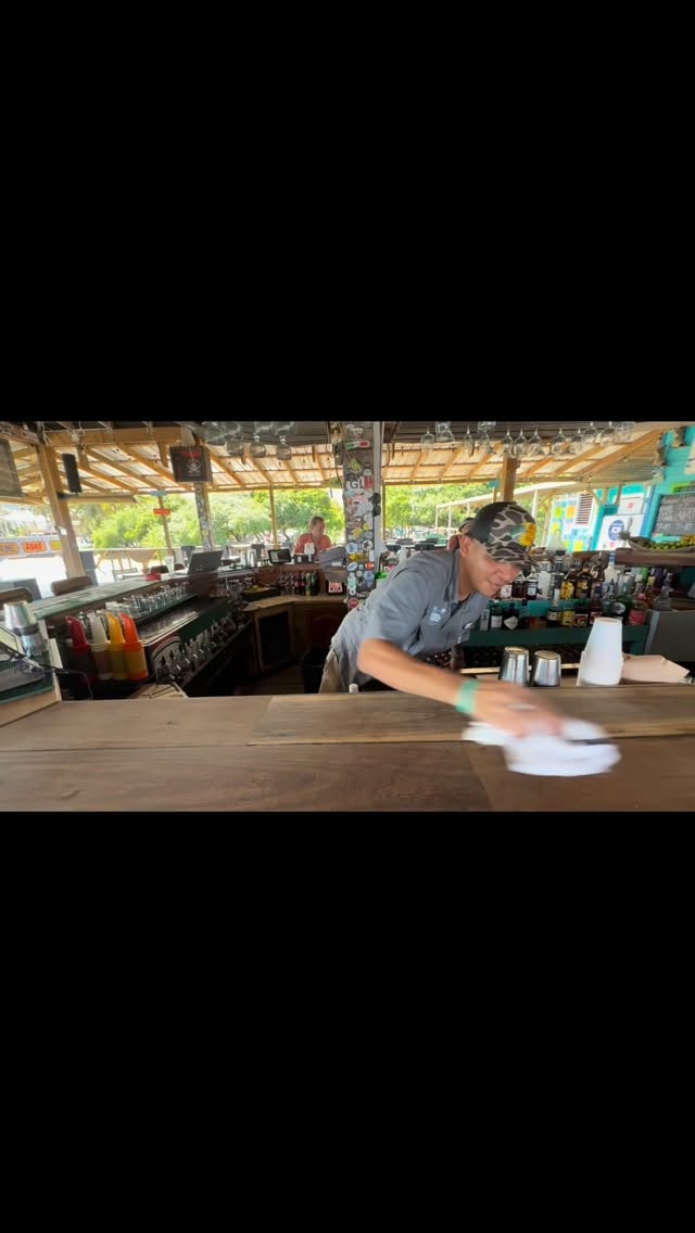 Wayo's Beach Bar: staff and bar atmosphere