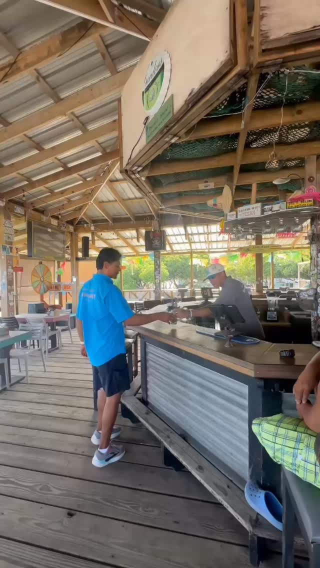 Wayo's Beach Bar: venue atmosphere and staff