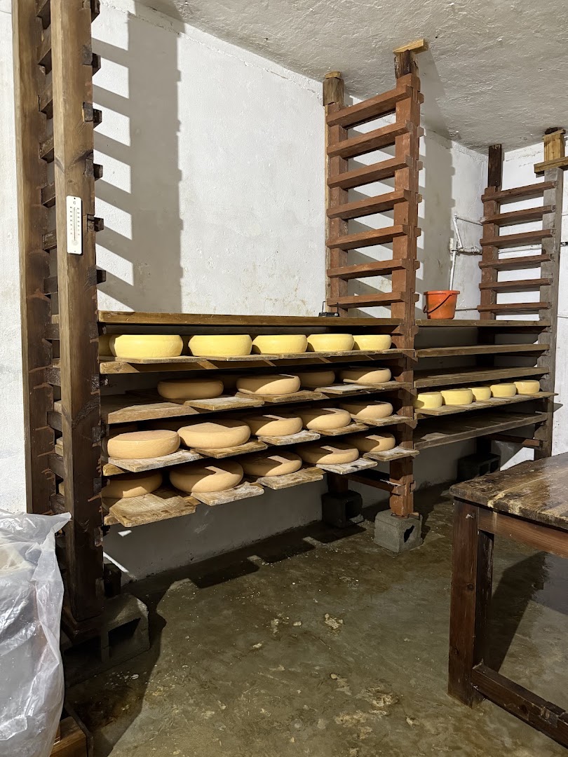 Bumthang Swiss Cheese and Wine Shop: authentic cheese production process