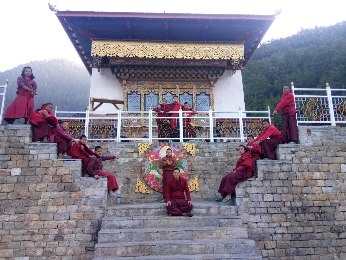 Karpo Lhakhang: monks at the venue