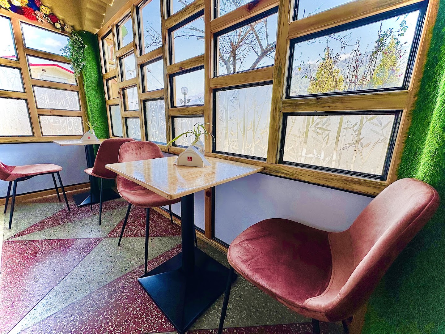 NS Artisan Cafe: clear, inviting interior atmosphere
