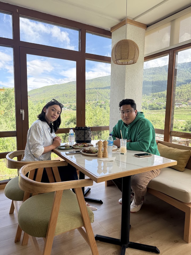 Olive Kitchen & Bar: atmosphere and happy guests