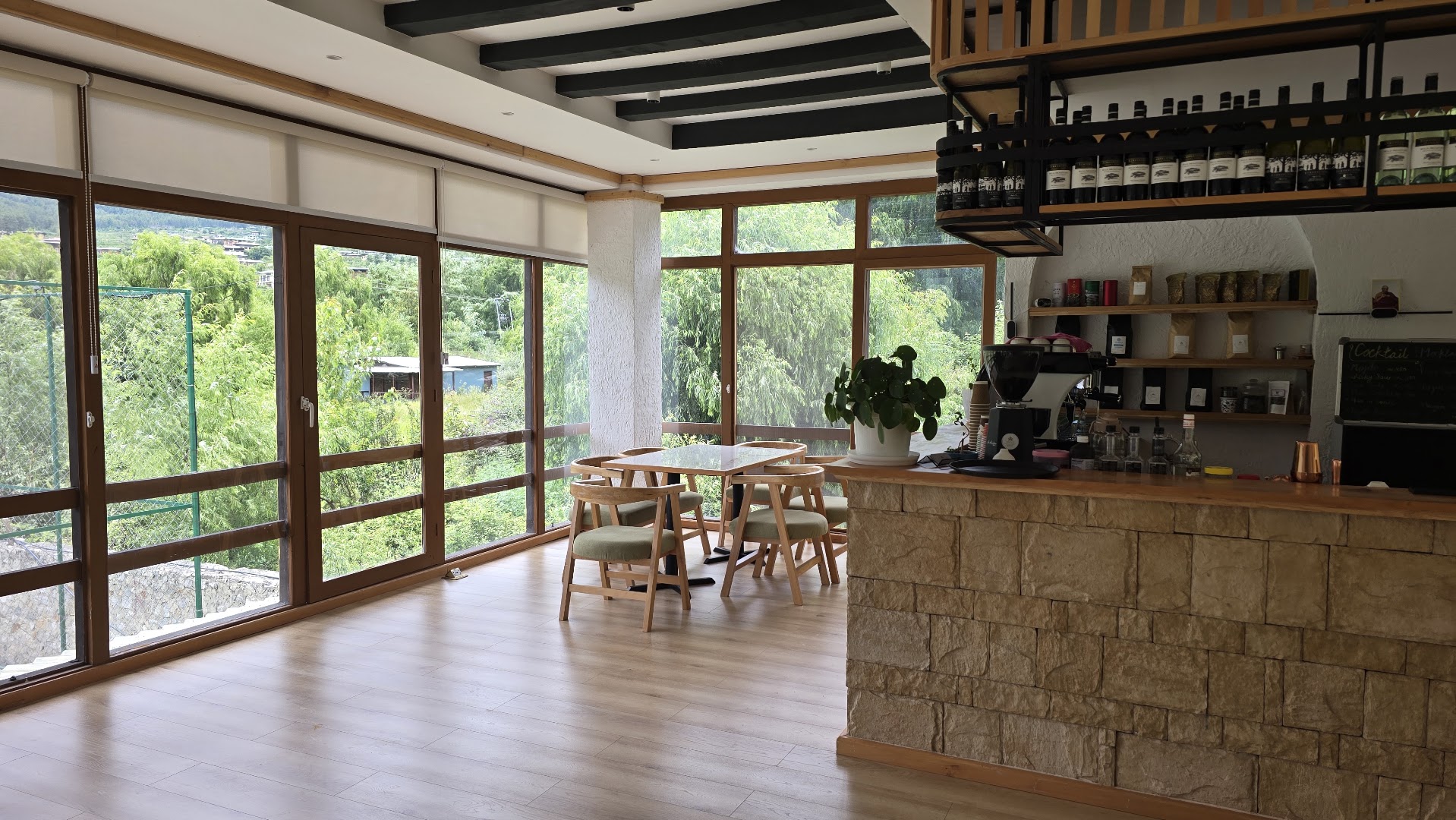 Olive Kitchen & Bar: clear, inviting interior atmosphere