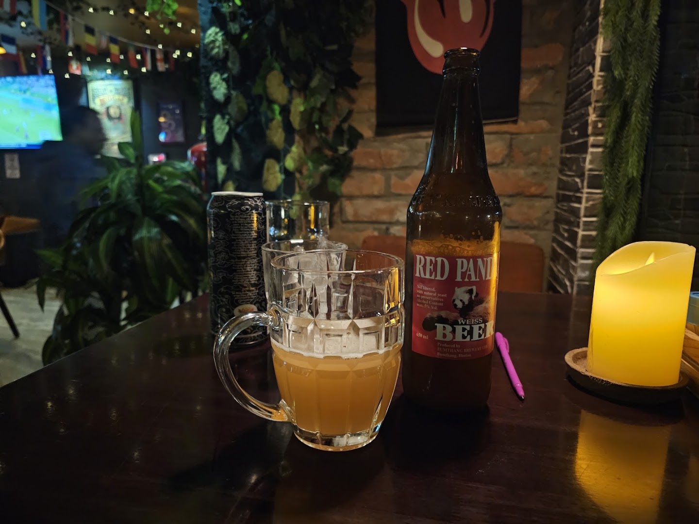 Park 76 Cafe & Pub: inviting atmosphere with drinks displayed drinks