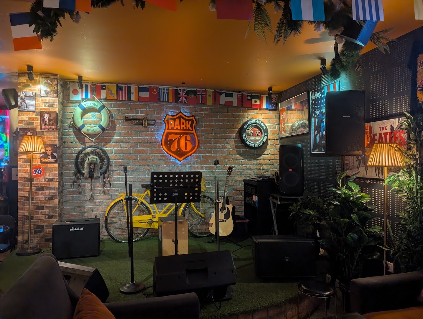 Park 76 Cafe & Pub: venue atmosphere and decor