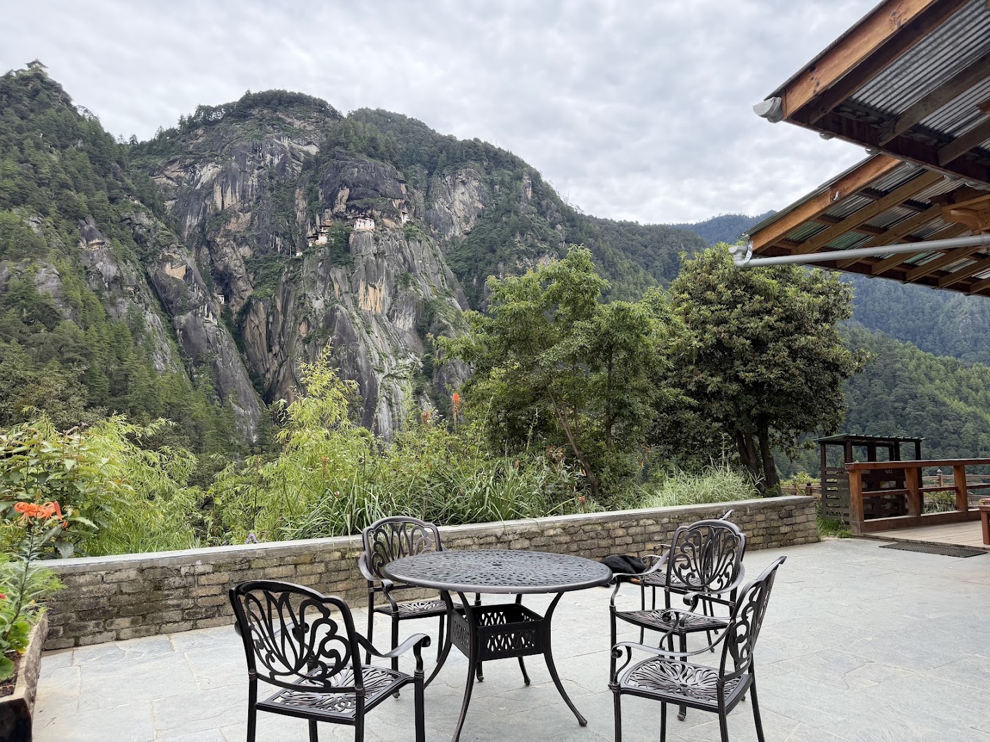 Taktsang Cafeteria: beautiful terrace with scenic view