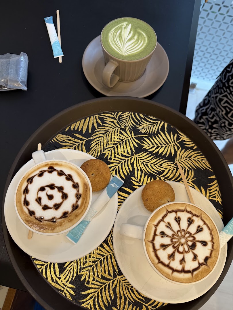 D'Cafe: appetizing photo of served drinks