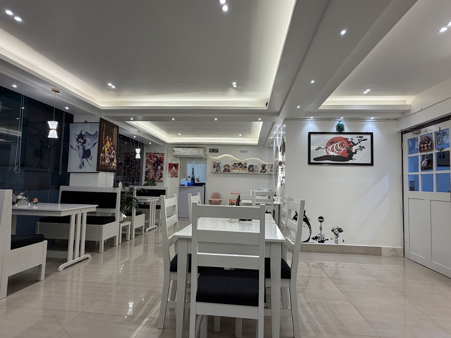 D'Cafe: clear, well-lit interior atmosphere