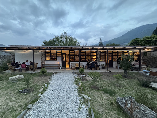 Gikuna Cafe: inviting exterior view of venue