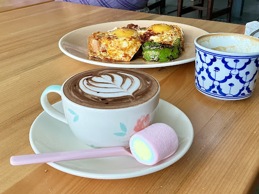 Gikuna Cafe: appetizing food and drink presentation